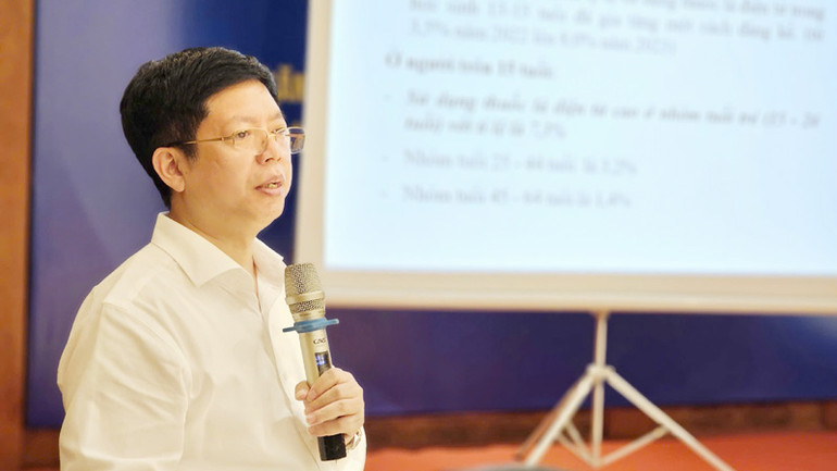 Phó Cục trưởng Quản lý Khám, chữa bệnh (Bộ Y tế) Nguyễn Trọng Khoa chia sẻ thông tin tại Hội thảo.