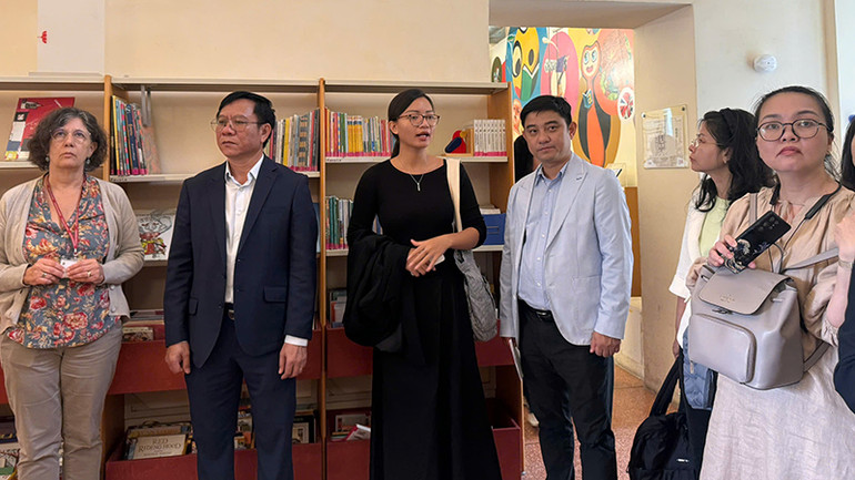 Đoàn công tác Thành phố Hồ Chí Minh đến làm việc và tham quan thư viện Salaborsa. (Ảnh Sở Thông tin và Truyền thông).