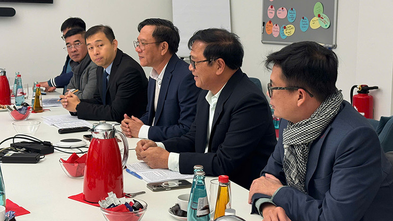 Đoàn Việt Nam trao đổi với Ban Tổ chức Hội sách Frankfurt. (Ảnh Sở Thông tin và Truyền thông)