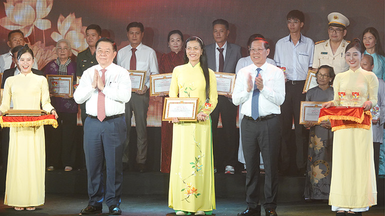 Đồng chí Nguyễn Trọng Nghĩa, Ủy viên Bộ Chính trị, Bí thư Trung ương Đảng, Trưởng Ban Tuyên giáo Trung ương và đồng chí Phan Văn Mãi, Ủy viên Trung ương Đảng, Chủ tịch Ủy ban nhân dân Thành phố Hồ Chí Minh trao Bằng khen cho điển hình tiêu biểu.