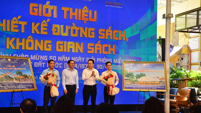 Ban tổ chức trao tranh tượng trưng thiết kế Đường sách, Không gian sách mới cho đại diện các địa phương.