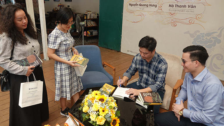 Nhà thơ Nguyễn Quang Hưng ký tặng sách cho bạn văn, độc giả tại chương trình.