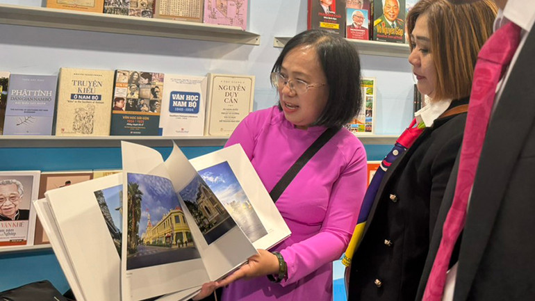 Gian hàng sách của Đoàn Thành phố Hồ Chí Minh tại Hội sách Frankfurt 2023. (Ảnh Sở Thông tin và Truyền thông cung cấp).