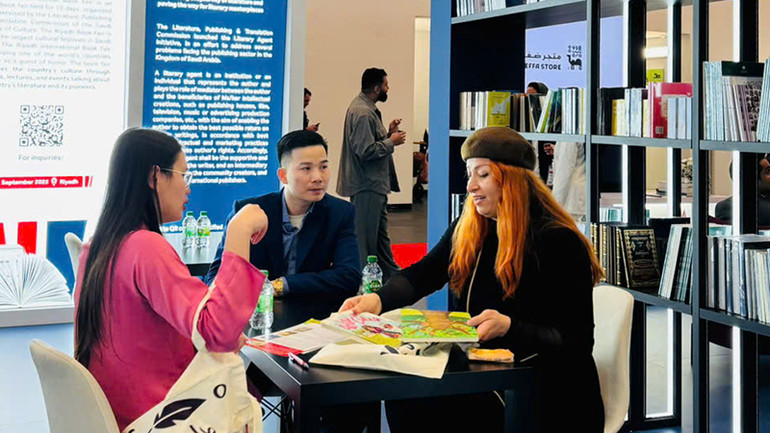 Sbooks trao đổi với đại diện nhà xuất bản các nước về tác quyền. (Ảnh Sbooks cung cấp). Sbooks trao đổi với đại diện nhà xuất bản các nước về tác quyền. (Ảnh Sbooks cung cấp).