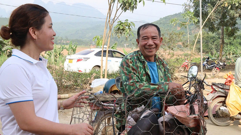 Người dân vui mừng khi nhận được con giống.