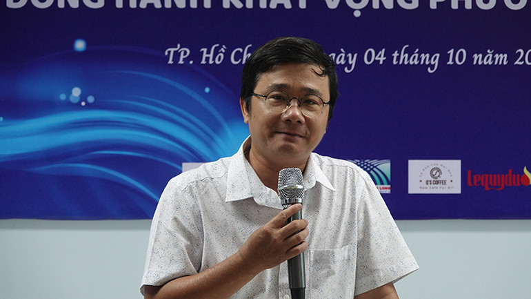 Nhà thơ Lê Thiếu Nhơn thông tin về Hội nghị những người viết văn trẻ Thành phố Hồ Chí Minh năm 2024.