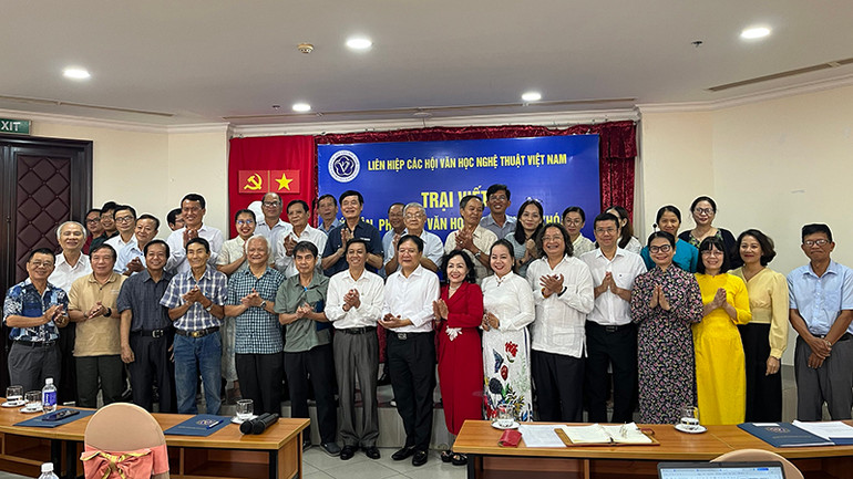 Các đại biểu, trại viên chụp ảnh lưu niệm tại buổi khai mạc trại viết.