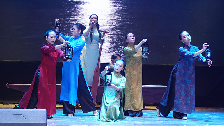 Tiết mục tham dự liên hoan của Trung tâm Văn hóa-Thể dục-Thể thao Quận Bình Tân. Tiết mục tham dự liên hoan của Trung tâm Văn hóa-Thể dục-Thể thao Quận Bình Tân.