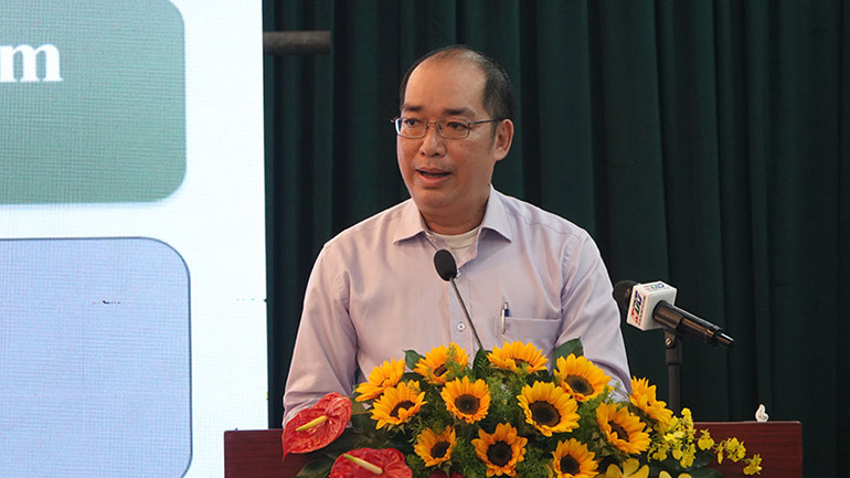 Đồng chí Võ Hoàng Phú, Trưởng Ban Tuyên giáo Quận ủy Bình Thạnh trình bày tham luận tại tọa đàm.