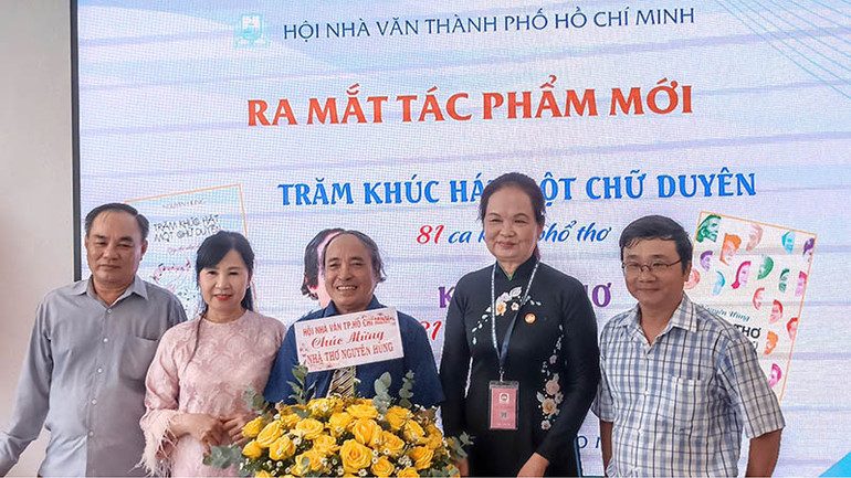 Hội Nhà văn Thành phố Hồ Chí Minh chúc mừng nhà thơ Nguyên Hùng ra mắt hai tác phẩm mới.
