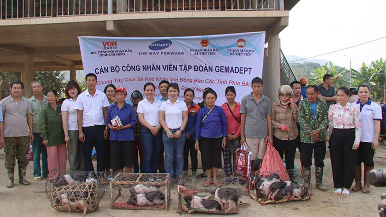 Cán bộ, công nhân viên Tập đoàn GemaDept trao tặng con giống cho các gia đình bị thiệt hại bởi bão số 3 tại xã Việt Tiến, huyện Bảo Yên, tỉnh Lào Cai.