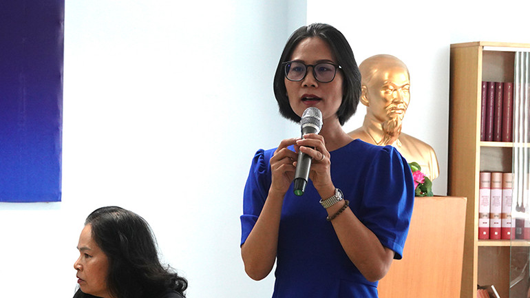 Nhà văn Phương Huyền phát biểu tại buổi họp báo.