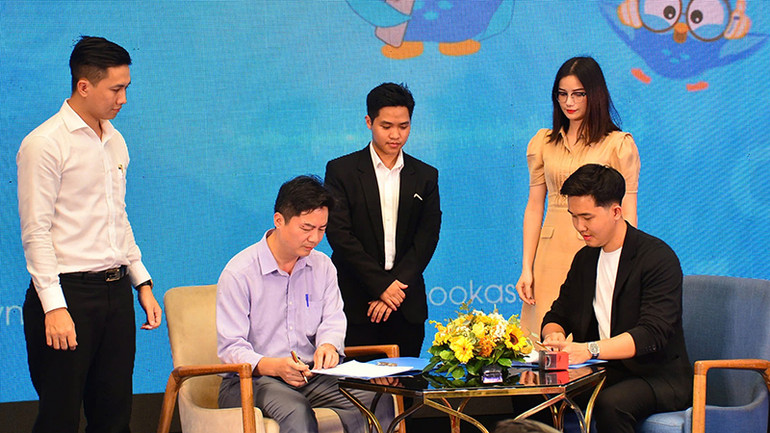 Nhà thơ Nguyễn Quang Hưng ký kết hợp tác với Sách nói Bookas. Nhà thơ Nguyễn Quang Hưng ký kết hợp tác với Sách nói Bookas.