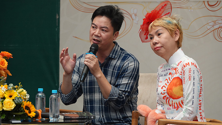 Nhà thơ Nguyễn Quang Hưng và Tiến sĩ Hà Thanh Vân chia sẻ nhiều thông tin thú vị tại buổi ra mắt sách.