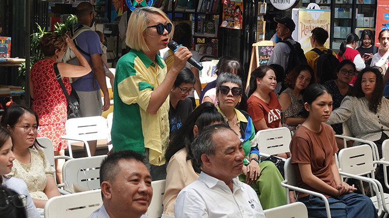 Nhà văn Tống Phước Bảo đặt câu hỏi cho nhà thơ Nguyễn Quang Hưng.