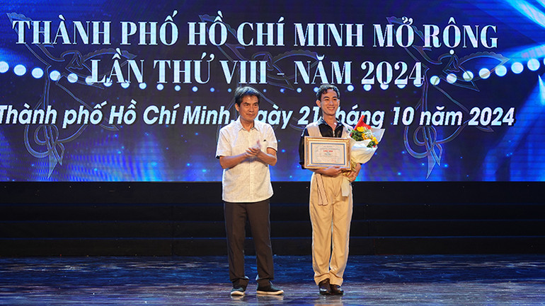 Kiến trúc sư Nguyễn Trường Lưu, Chủ tịch Liên hiệp các Hội Văn học nghệ thuật Thành phố Hồ Chí Minh trao giải A cho biên đạo Hà Thanh Hậu với tác phẩm Phận ngọc.