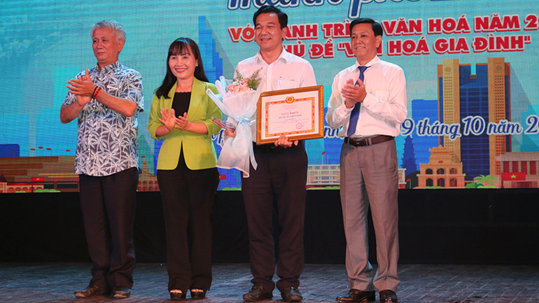 Trao giải Nhất cho Ban Tuyên giáo Thành ủy Thủ Đức. Trao giải Nhất cho Ban Tuyên giáo Thành ủy Thủ Đức.