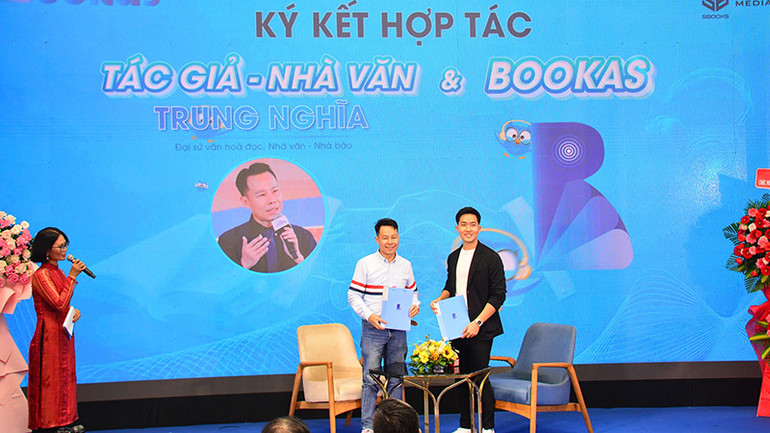 Nhà báo Trung Nghĩa ký kết hợp tác với Sách nói Bookas. Nhà báo Trung Nghĩa ký kết hợp tác với Sách nói Bookas.