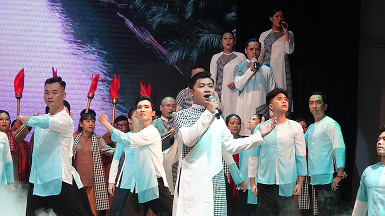 Tiết mục đơn ca Bài ca Đất Phương Nam (Sáng tác: Lư Nhất Vũ-Lê Giang) do Quốc Vinh thuộc đơn vị Trung tâm Văn hóa-Thể thao Quận 5 trình bày. Tiết mục đơn ca Bài ca Đất Phương Nam (Sáng tác: Lư Nhất Vũ-Lê Giang) do Quốc Vinh thuộc đơn vị Trung tâm Văn hóa-Thể thao Quận 5 trình bày.