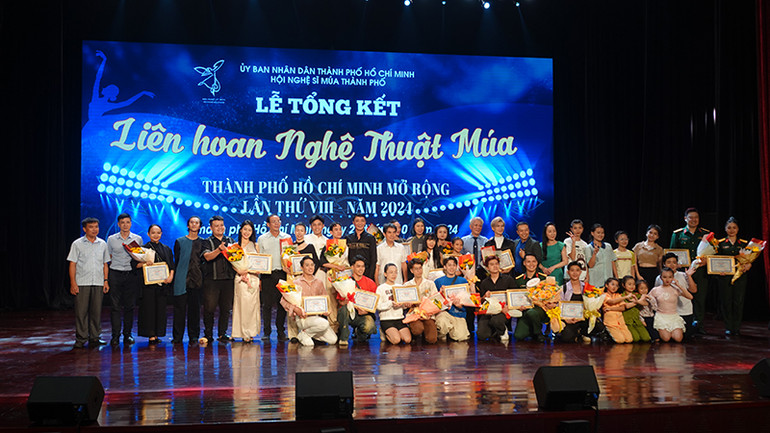 Các đại biểu, diễn viên đoạt giải chụp ảnh lưu niệm trong đêm tổng kết.