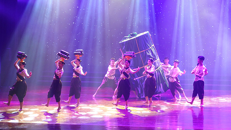 Tác phẩm Nếp mới. (biên đạo Yero, biểu diễn: Vũ đoàn NTV) Tác phẩm Nếp mới. (biên đạo Yero, biểu diễn: Vũ đoàn NTV)