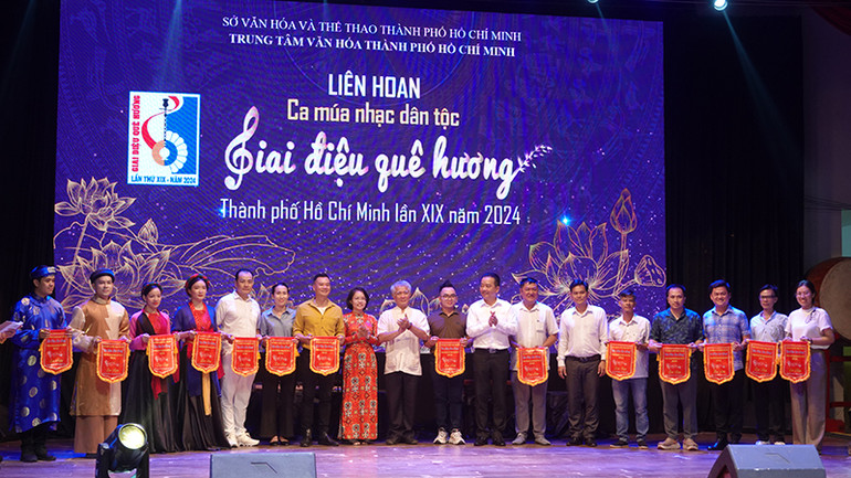 Ban tổ chức tặng cờ lưu niệm cho các đơn vị tham gia. Ban tổ chức tặng cờ lưu niệm cho các đơn vị tham gia.