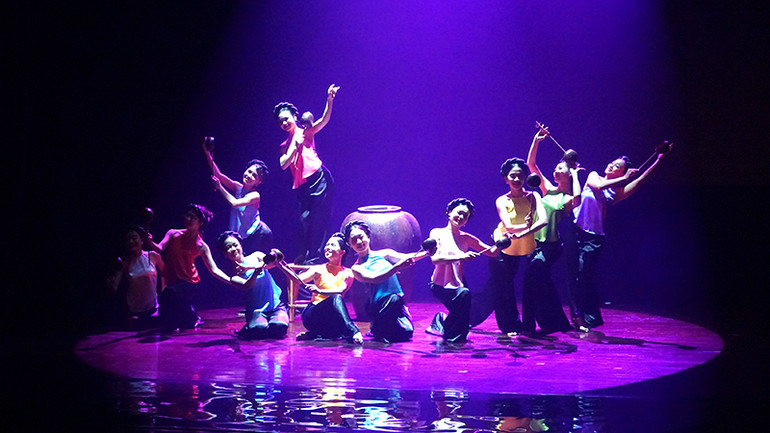 Tác phẩm Chơi trăng của Nhà hát ca múa nhạc dân tộc Bông Sen. Tác phẩm Chơi trăng của Nhà hát ca múa nhạc dân tộc Bông Sen.