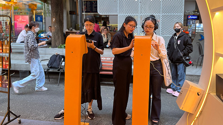 Độc giả được trải nghiệm nhiều tựa sách điện tử, sách nói tại Đường sách Thành phố Hồ Chí Minh.