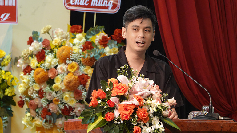 Nhà văn Huỳnh Trọng Khang trình bày tham luận tại hội nghị.