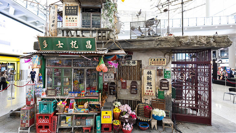 Mô hình cửa hàng, xưởng làm hoa nhựa là một điểm nhấn trong triển lãm. (Ảnh BTC)