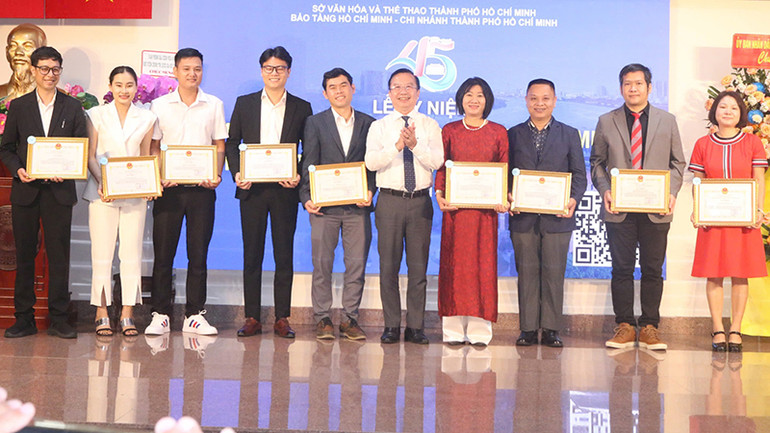 Khen thưởng cho cá nhân, tập thể có nhiều đóng góp xây dựng bảo tàng. Khen thưởng cho cá nhân, tập thể có nhiều đóng góp xây dựng bảo tàng.