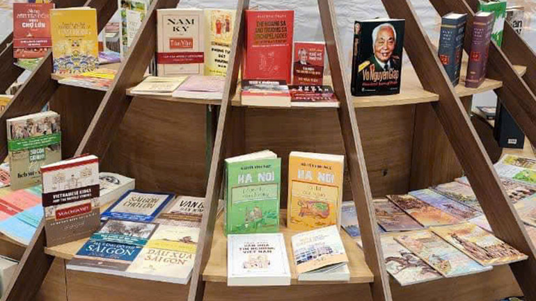 Thành phố Hồ Chí Minh mang đến Hội sách Frankfurt 2024 nhiều tác phẩm về lịch sử, văn học, văn hóa, du lịch. Thành phố Hồ Chí Minh mang đến Hội sách Frankfurt 2024 nhiều tác phẩm về lịch sử, văn học, văn hóa, du lịch.