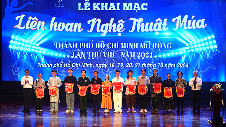 Ban tổ chức tặng cờ lưu niệm cho các tập thể, cá nhân tham dự liên hoan. Ban tổ chức tặng cờ lưu niệm cho các tập thể, cá nhân tham dự liên hoan.