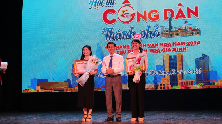 Trao giải Nhì cho Ban Tuyên giáo Quận ủy quận Bình Chánh và Ban Tuyên giáo Quận ủy Quận 12. Trao giải Nhì cho Ban Tuyên giáo Quận ủy quận Bình Chánh và Ban Tuyên giáo Quận ủy Quận 12.