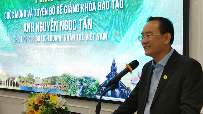 Ông Nguyễn Ngọc Tấn, Chủ tịch Câu lạc bộ Du lịch Doanh nhân trẻ Việt Nam phát biểu tại Lễ bế giảng.
