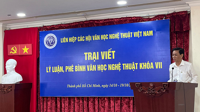 Đồng chí Nguyễn Thọ Truyền, Phó Trưởng Ban Tuyên giáo Thành ủy Thành phố Hồ Chí Minh phát biểu tại buổi khai mạc trại viết.