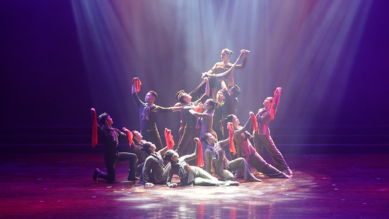 Tác phẩm Khúc tráng ca vườn cau đỏ của Đoàn Văn công Quân khu 7. Tác phẩm Khúc tráng ca vườn cau đỏ của Đoàn Văn công Quân khu 7.