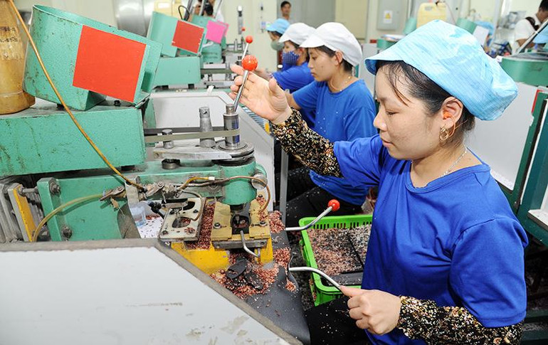 Sản xuất gọng kính xuất khẩu tại Công ty TNHH NEO Optical huyện Yên Dũng, Bắc Giang. (Ảnh TRẦN HẢI)