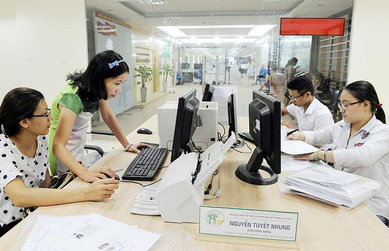 Doanh nghiệp làm thủ tục đăng ký kinh doanh tại bộ phận một cửa Sở Kế hoạch và Đầu tư thành phố Hà Nội. (Ảnh DUY ĐĂNG)