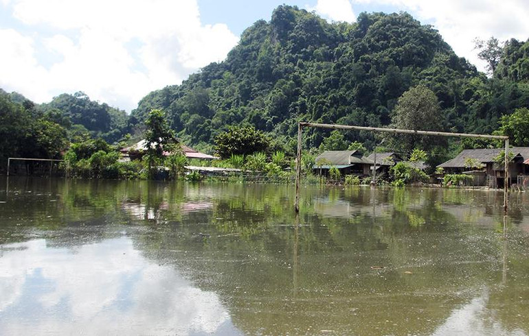 Khu vực bản Giáng bị ngập trong nước hơn hai tuần qua.