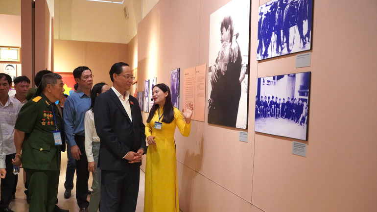 Phó Chủ tịch Quốc hội Trần Quang Phương tới thăm Bảo tàng Côn Đảo.