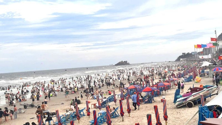 Buổi chiều tối khách du lịch tắm biển càng đông. Buổi chiều tối khách du lịch tắm biển càng đông.