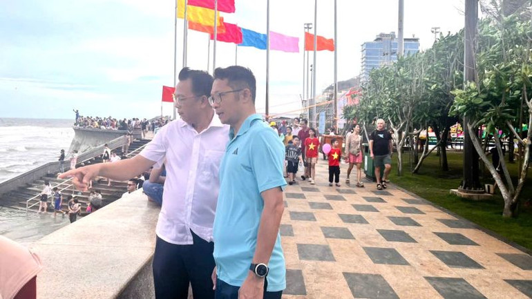 Ông Nguyễn Phúc Hoàng (áo trắng), Chủ tịch Ủy ban nhân dân thành phố Vũng Tàu đi kiểm tra công tác tổ chức và đảm bảo an toàn du lịch tại Bãi Sau. Ông Nguyễn Phúc Hoàng (áo trắng), Chủ tịch Ủy ban nhân dân thành phố Vũng Tàu đi kiểm tra công tác tổ chức và đảm bảo an toàn du lịch tại Bãi Sau.