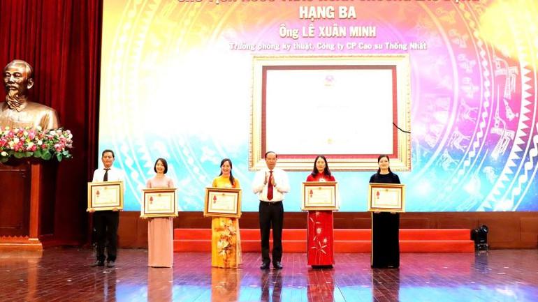 Chủ tịch Ủy ban nhân dân tỉnh trao tặng Huân chương Lao động cho 5 cá nhân có thành tích xuất sắc, tiêu biểu trong phong trào thi đua của tỉnh.