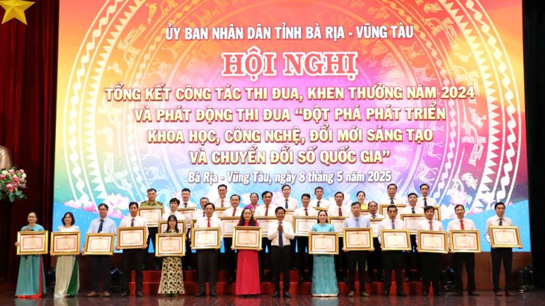 Nhiều tập thể, cá nhân được trao tặng bằng khen của Thủ tướng Chính phủ và của Ủy ban nhân dân tỉnh.