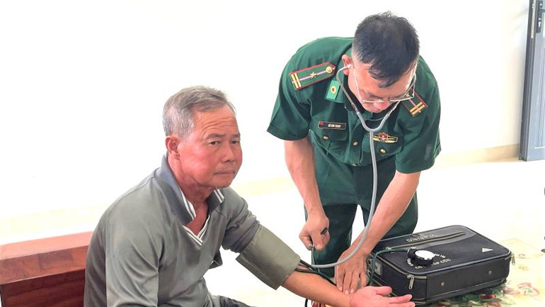 Quân y Đồn Biên phòng Côn Đảo khám, kiểm tra sức khỏe cho các ngư dân bị nạn (ảnh: Bộ đội Biên phòng).