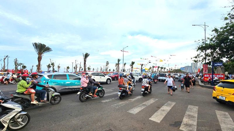 Trục đường Thùy Vân (Bãi Sau) có biểu hiện ùn ứ phương tiện. Trục đường Thùy Vân (Bãi Sau) có biểu hiện ùn ứ phương tiện.