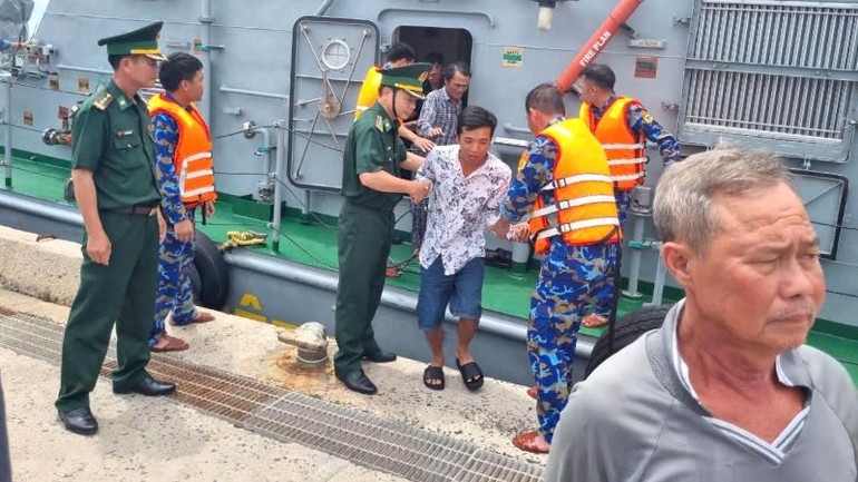 Tàu BP.13.01.01 thuộc BĐBP tỉnh Bà Rịa-Vũng Tàu kịp thời đưa các ngư dân trên tàu cá BV 97879 TS bị nạn trên biển vào bờ an toàn (Ảnh: Bộ đội Biên phòng).