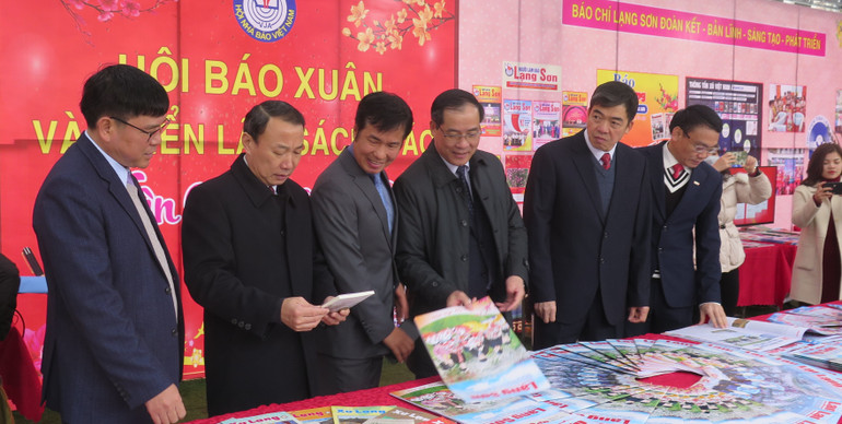 Các đại biểu tham quan gian trưng bày các ấn phẩm báo Xuân.