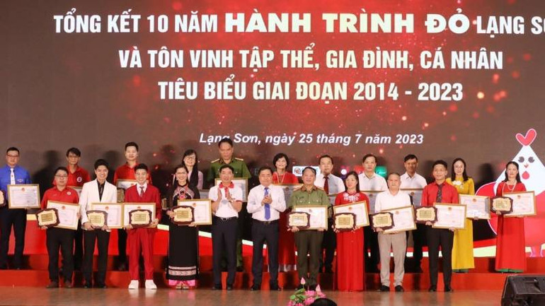 Các tập thể, gia đình và cá nhân tiêu biểu được lãnh đạo Ủy ban nhân dân tỉnh tặng bằng khen vì đã có thành tích xuất sắc trong 10 năm hiến máu tình nguyện.